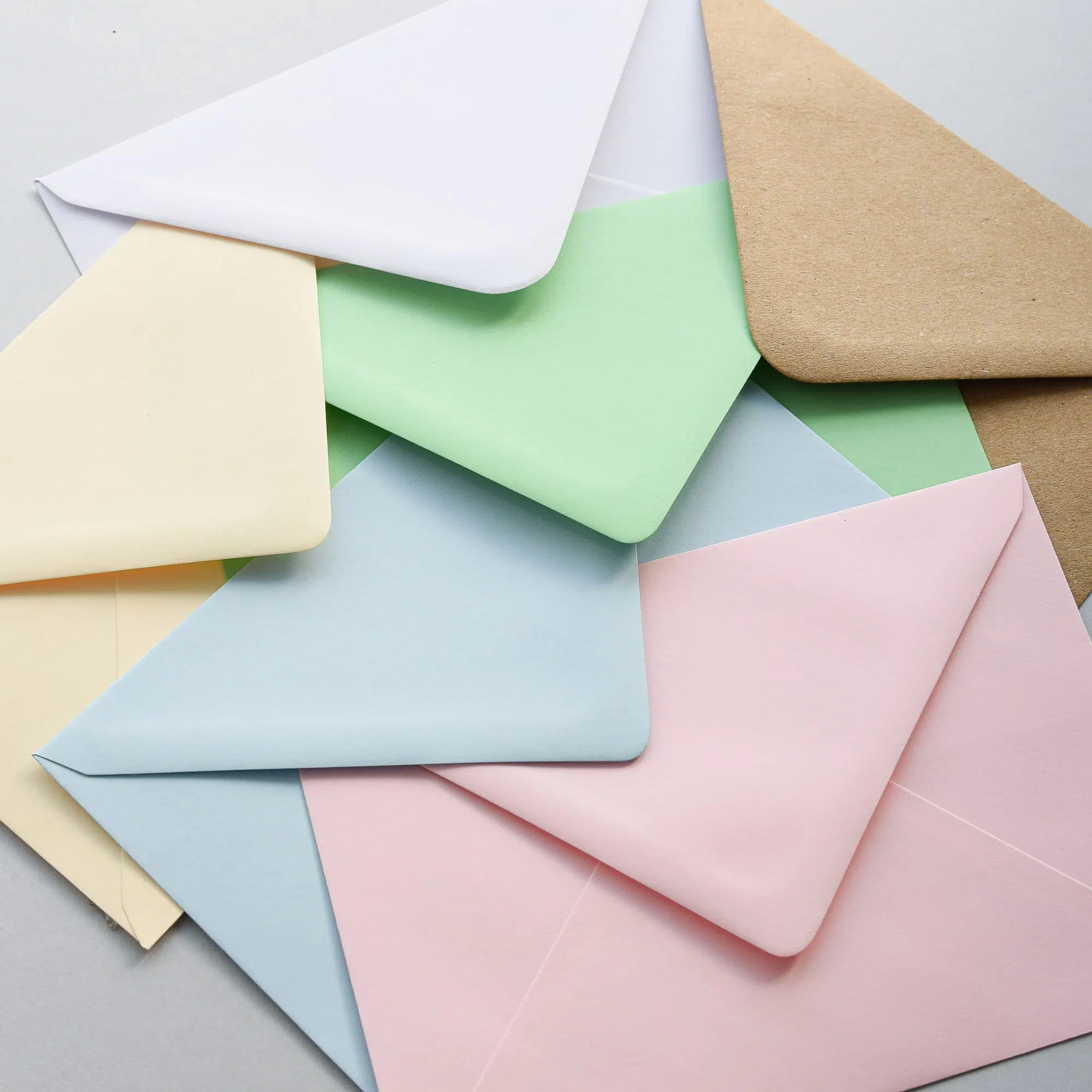 Plicuri colorate pentru invitatii sau felicitari