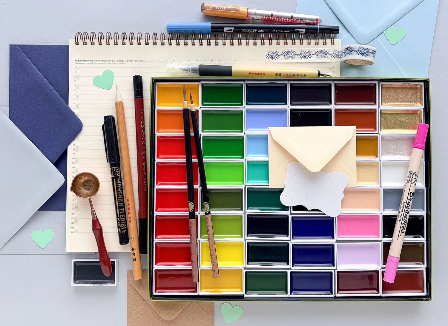 Papetarie creativa, plicuri colorate, caiete de exerciții caligrafie, penițe si tocuri, brush-uri, acuarele