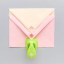 perforator mic floare care poate decora un plic colorat sau hârtie și carton