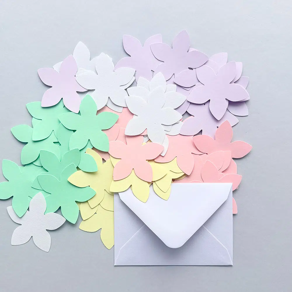 Perforatoare și plicuri colorate pentru proiecte de crafting